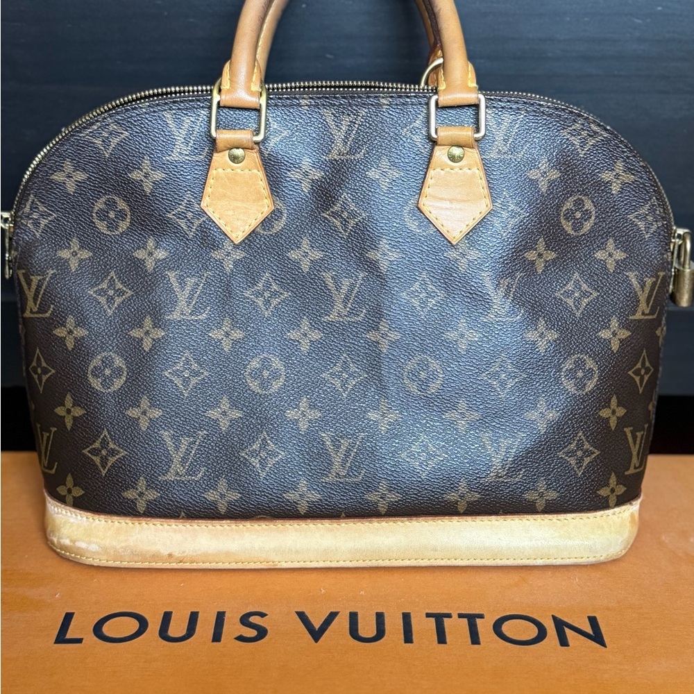 Absolutely gorgeous and classy Louis Vuitton Alma bag.